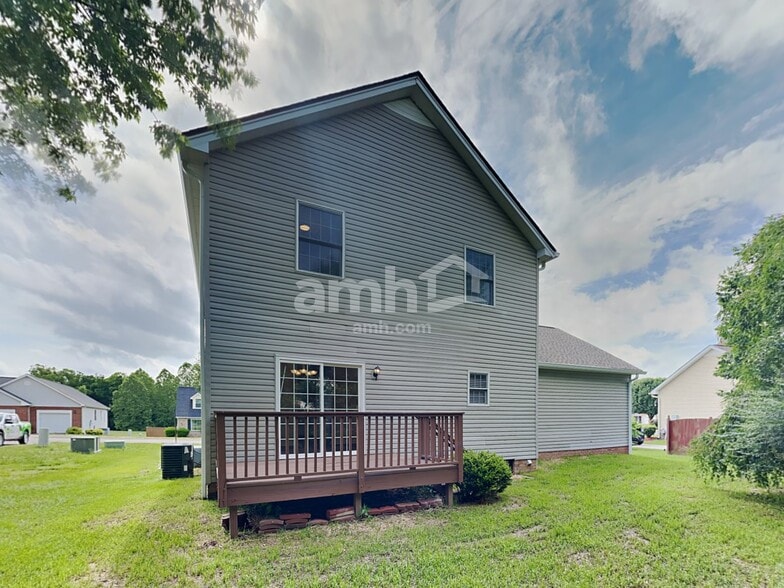 Building Photo - 1205 Chapmans Retreat Dr