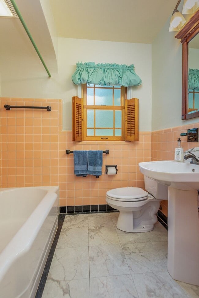 Building Photo - 2BD/2BATH Rockhill Home!