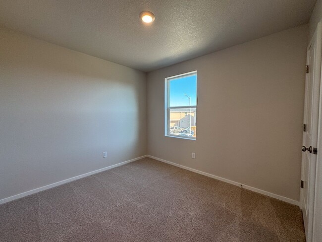 Building Photo - 4 Bedroom, 2 1/2 Bath Home in Marcola Meadows