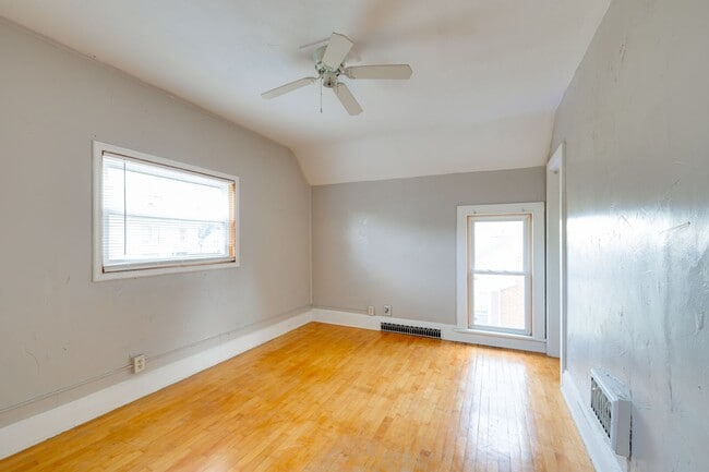 Building Photo - 162 7th St