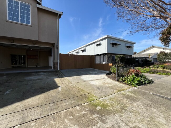 Building Photo - Upgraded and Beautiful Spacious 4 Bedroom ...