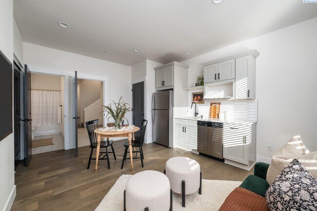 Building Photo - Generational suite w/separate entrance!