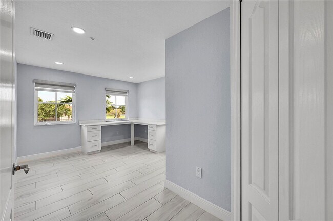 Building Photo - 150 Jacaranda Country Club Dr