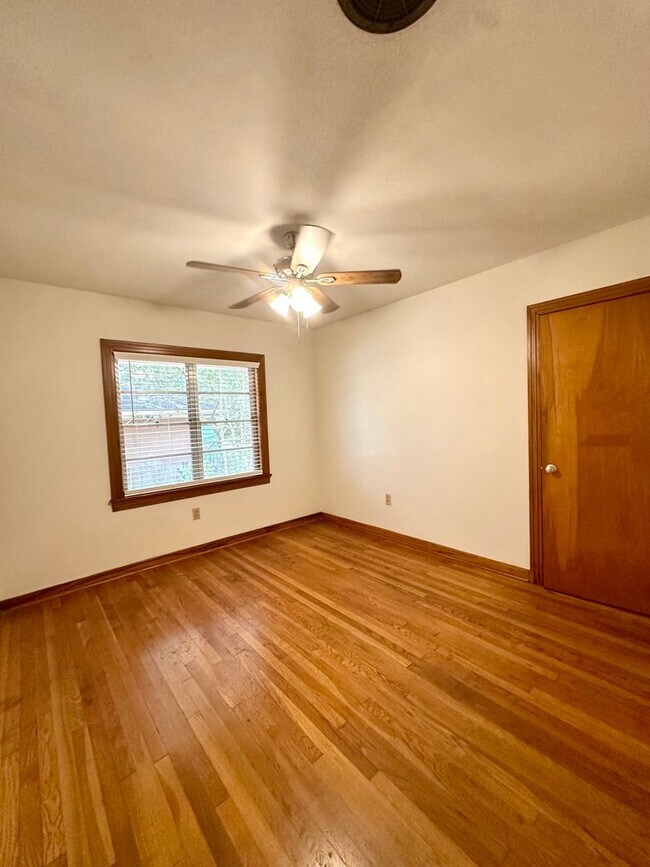 Building Photo - Charming 3-Bedroom, 2-Bathroom, 2,200 Sq. Ft. Home in Broadmoor Subdivision