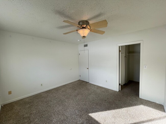 Building Photo - Cozy 2-Bedroom Top Floor Condo at Belmar P...