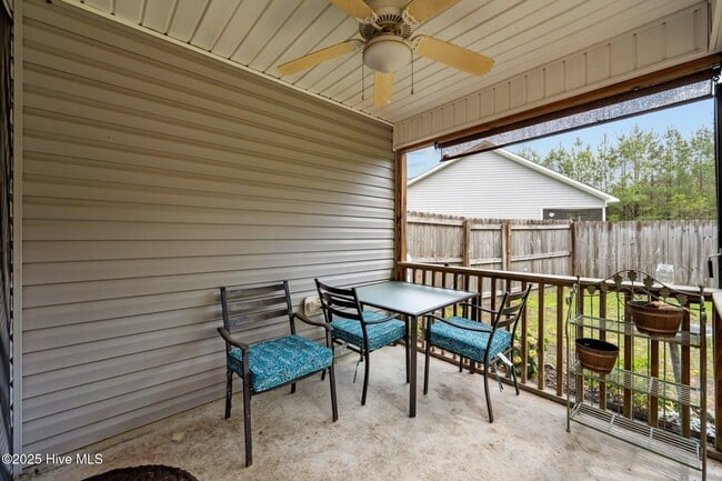 Building Photo - 1006 Hollyfield Ct