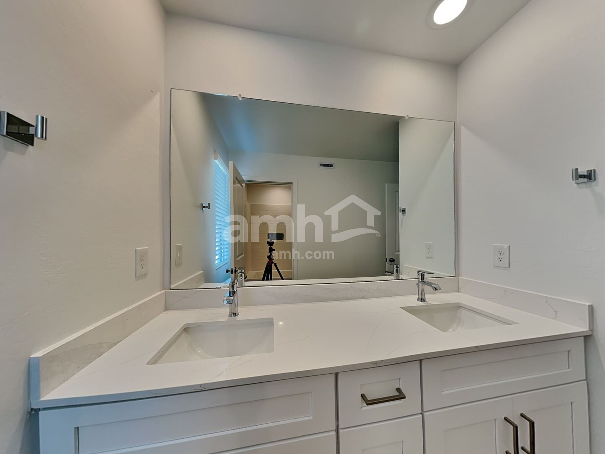 Building Photo - 18450 W El Cortez Pl