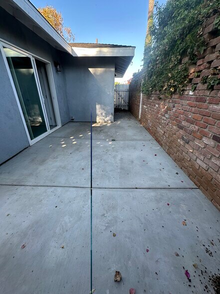 Building Photo - 2038 Bronson Way