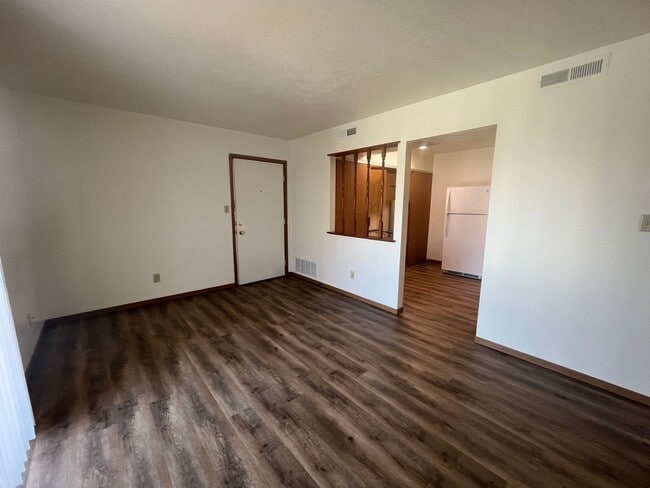 Building Photo - 429 S Silverwood Ln