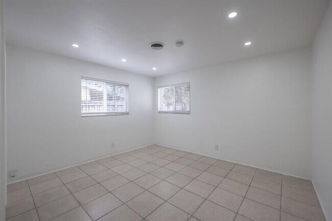 Building Photo - 930 Orange Isle