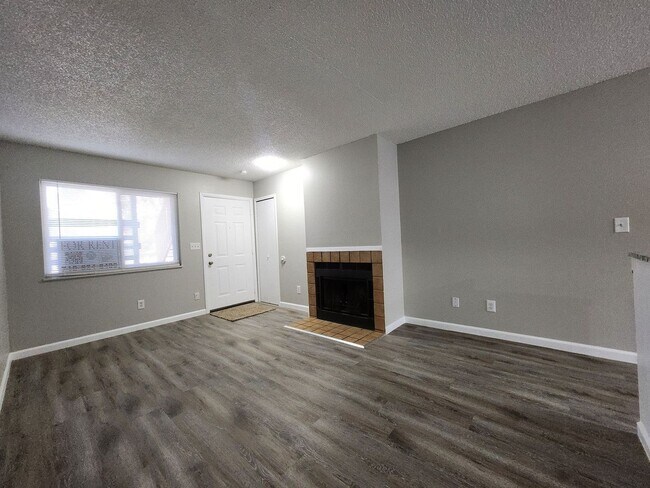 Building Photo - 2922 Straus Ln
