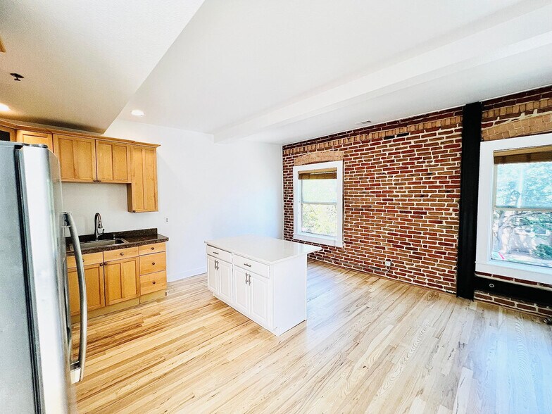 Building Photo - 800 E 18th Ave