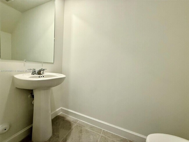 Building Photo - 3032 Park Pl