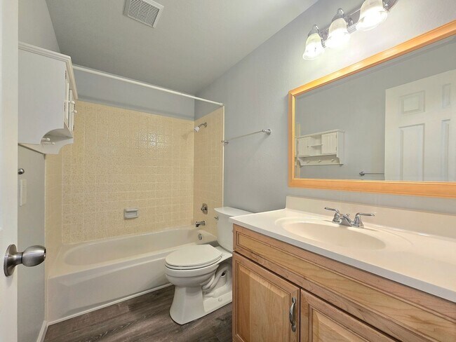 Building Photo - 4 Bedroom 3 Bath in Lake Forest Park