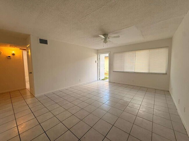 Building Photo - Large 2-1 apartment with central air