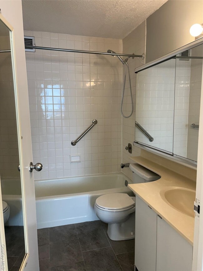 Building Photo - 2 Bay Club Dr