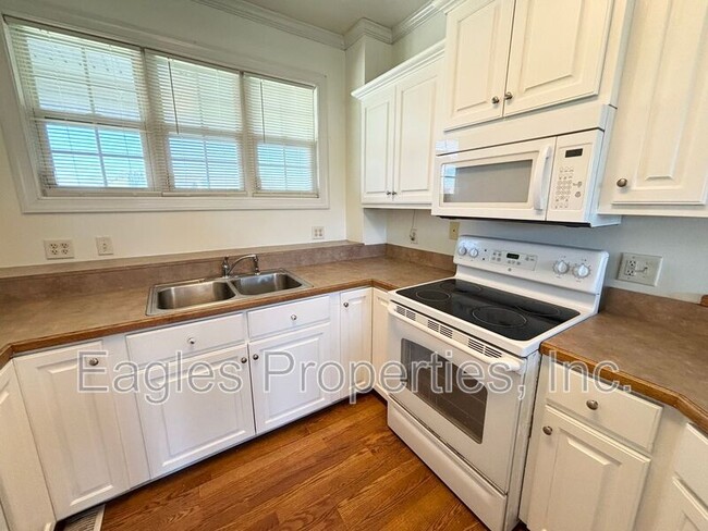 Building Photo - 121 Willowbrook Dr