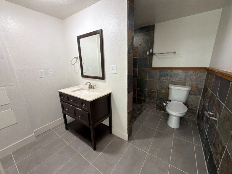 Building Photo - 8401 Peakview Dr