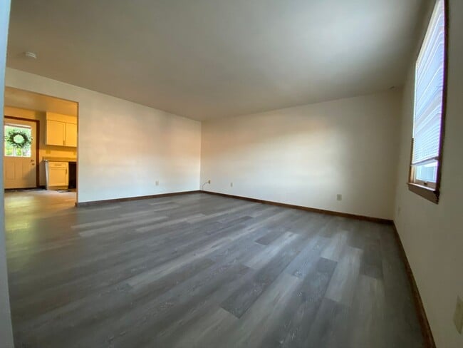 Building Photo - Spectacular 2 BR / 1.5 BR Townhouse in Lat...