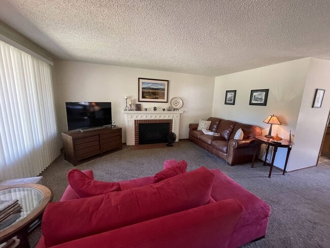 Building Photo - Lovely 3bed/2bath Ranch style home with HUGE private yard in a peaceful cul-de-sac!