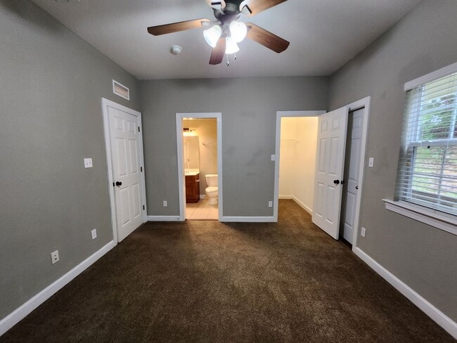 Building Photo - 3 bedroom townhome for rent right away, gated community, pool renting for $1450