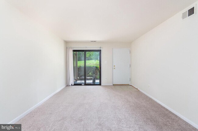 Building Photo - 5805 Royal Ridge Dr