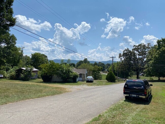 Building Photo - Maryville 37803 - 2-bedroom, 1-bath Duplex for Rent in Blount County - Call Chad Weeks (865) 567-...