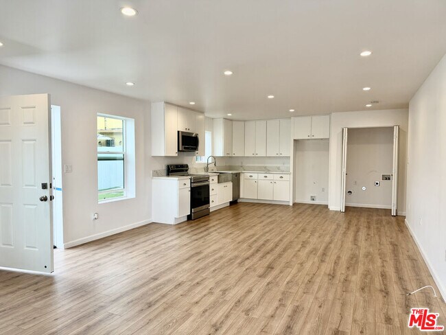 Building Photo - 384 Hargrave St