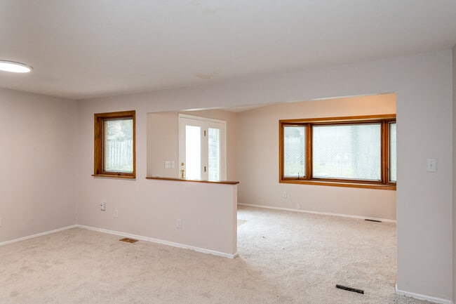Building Photo - 6757 Summerdale Dr