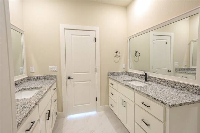 Building Photo - 970 Moksha St