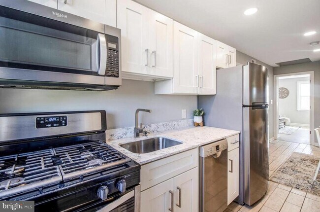 Building Photo - 1149 Summit St NE