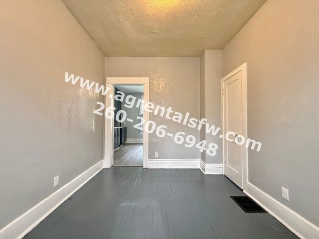Building Photo - 3 Bedroom House