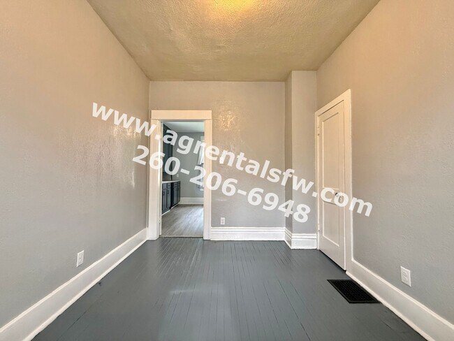Building Photo - 825 Eckart St