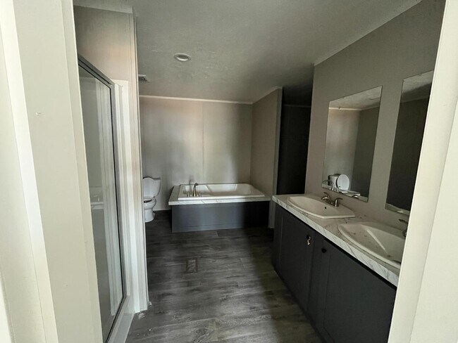 Building Photo - 307 Marcus crt