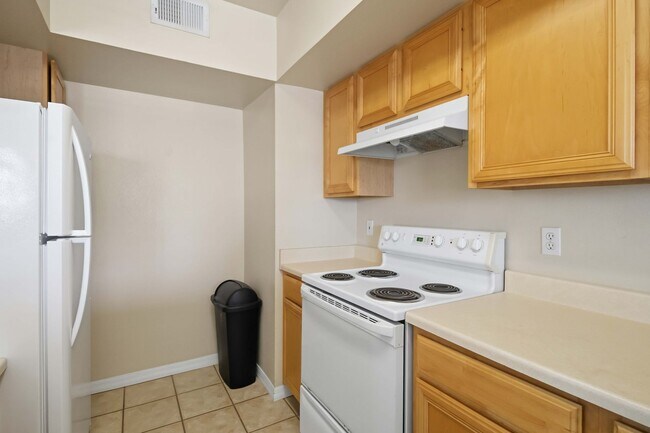 Building Photo - Spacious 2/2 unit available now for annual lease