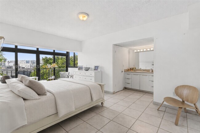 Building Photo - 575 Crandon Blvd