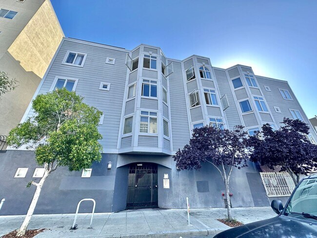 Primary Photo - Epic REA: Bright Top Floor Corner Studio w...