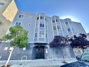 Building Photo - Epic REA: Bright Top Floor Corner Studio w...