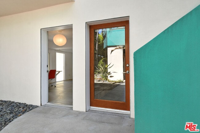Building Photo - 656 Angelus Pl