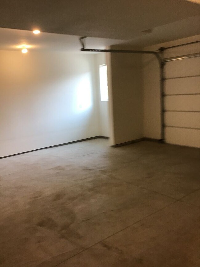 Building Photo - 3 Bedroom Home in the Bridges!