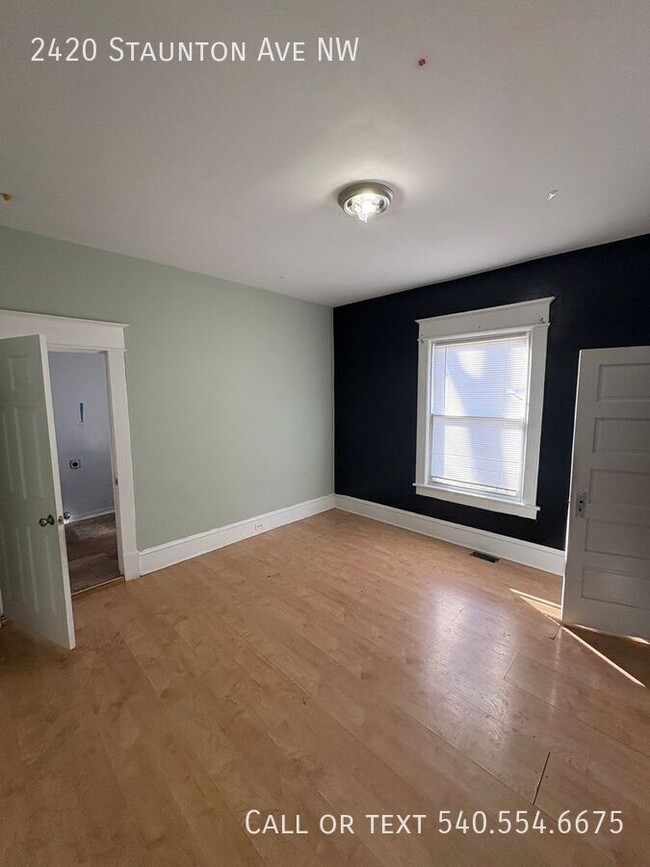 Building Photo - 4 Bed 2 Bath House off Orange Ave! (EXCUSE...