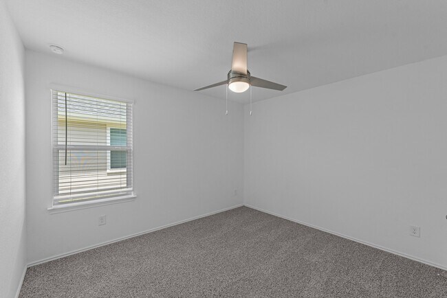 Building Photo - 3038 Lake Crest Dr