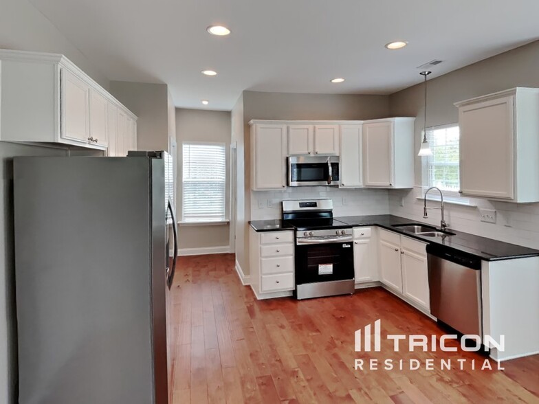 Building Photo - 135 Claystone Dr