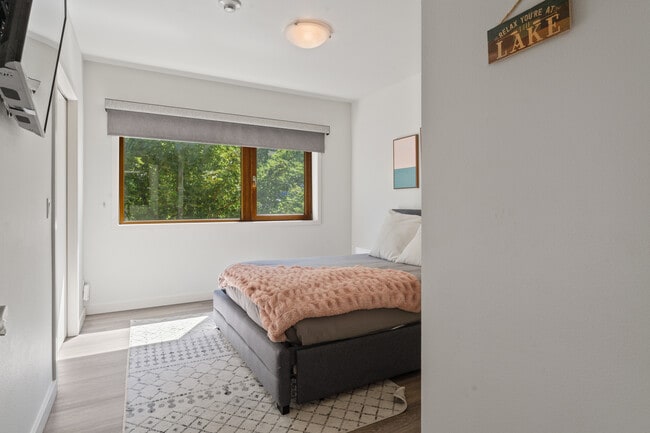 Building Photo - 2220 W Woodin Ave