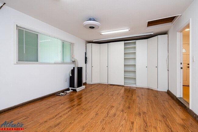 Building Photo - Beautiful Home | Premium Finishes | Desira...