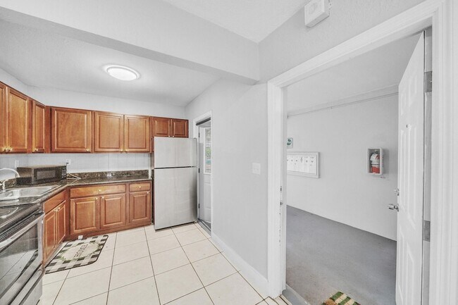 Building Photo - 626 SW 14th Ave