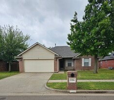 Front view Summer time - 5704 SE 87th St