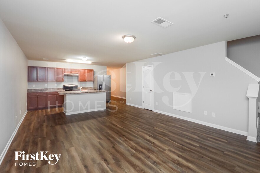 Building Photo - 2044 Reavis Blf NE