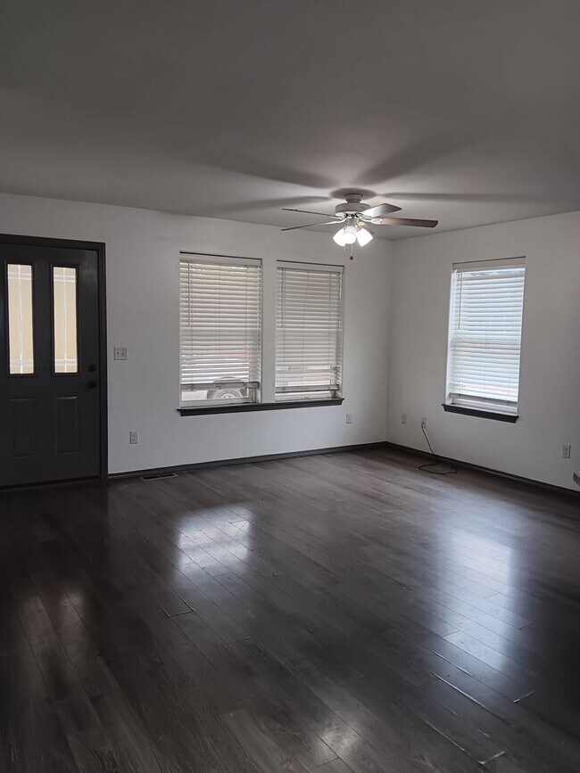 Building Photo - 3 Bed House in Elgin