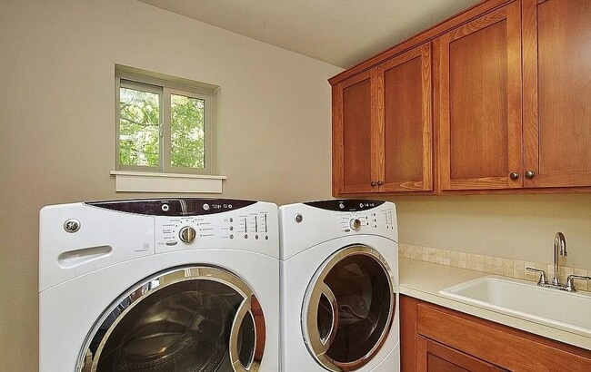Building Photo - 3 Bed, 2.5 Bath Tigard Home with Entertain...